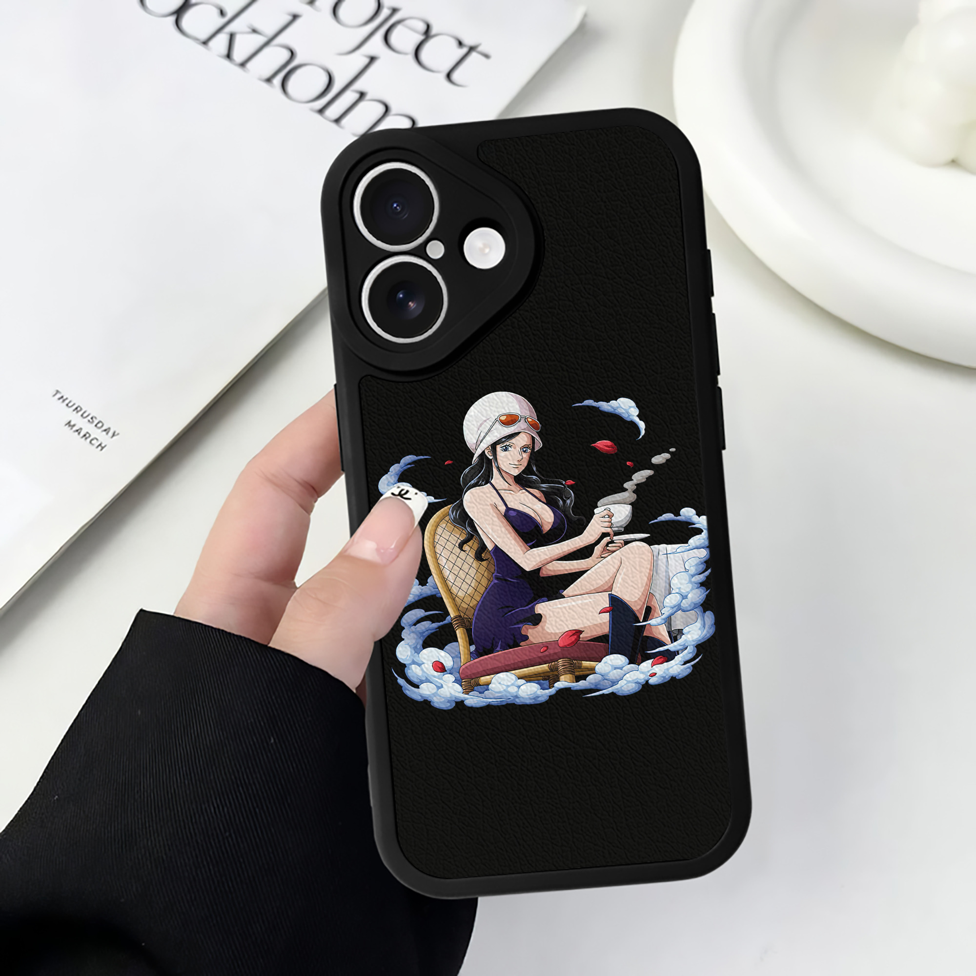 （画像用） ワンピース ニコ・ロビン ONE PIECE Nico Robin 【iPhone 16シリーズ対応】シリコンスマホケース（レザー調） 材質：シリコン